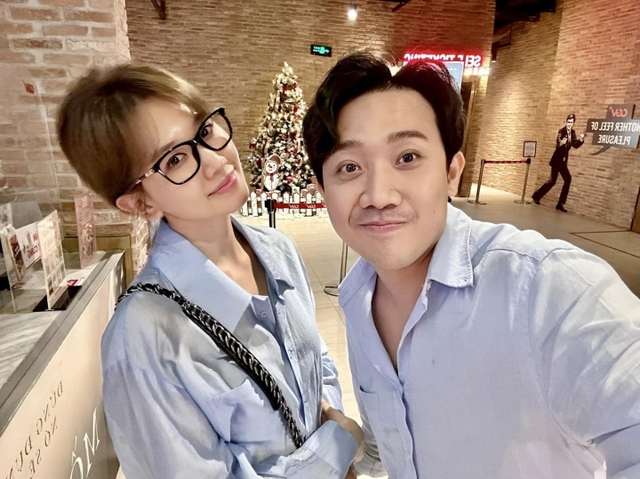 Vợ chồng Trấn Thành bị team qua đường bắt gặp: Dính như sam nhưng có 1 hành động gây tranh cãi - Ảnh 6.
