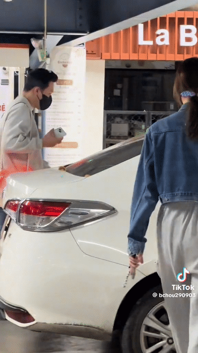 Vợ chồng Trấn Thành bị team qua đường bắt gặp: Dính như sam nhưng có 1 hành động gây tranh cãi - Ảnh 5.