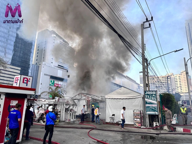 Khu chợ đêm siêu nổi tiếng tại Thái Lan bất ngờ xảy ra cháy lớn, dân mạng và du khách khắp nơi đều lo lắng - Ảnh 4.