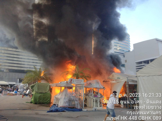 Khu chợ đêm siêu nổi tiếng tại Thái Lan bất ngờ xảy ra cháy lớn, dân mạng và du khách khắp nơi đều lo lắng - Ảnh 2.