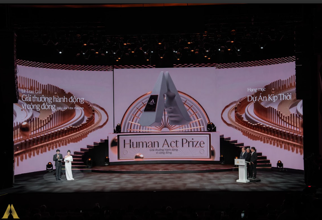 MC Vĩnh Ph&uacute;: H&agrave;nh tr&igrave;nh Human Act Prize 2023 v&agrave; đ&ecirc;m trao giải đ&atilde; thay đổi c&aacute;ch t&ocirc;i l&agrave;m nghề - Ảnh 6.