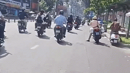 Xác minh clip CSGT dùng chân đạp xe máy của thanh niên ở TP HCM - Ảnh 2.