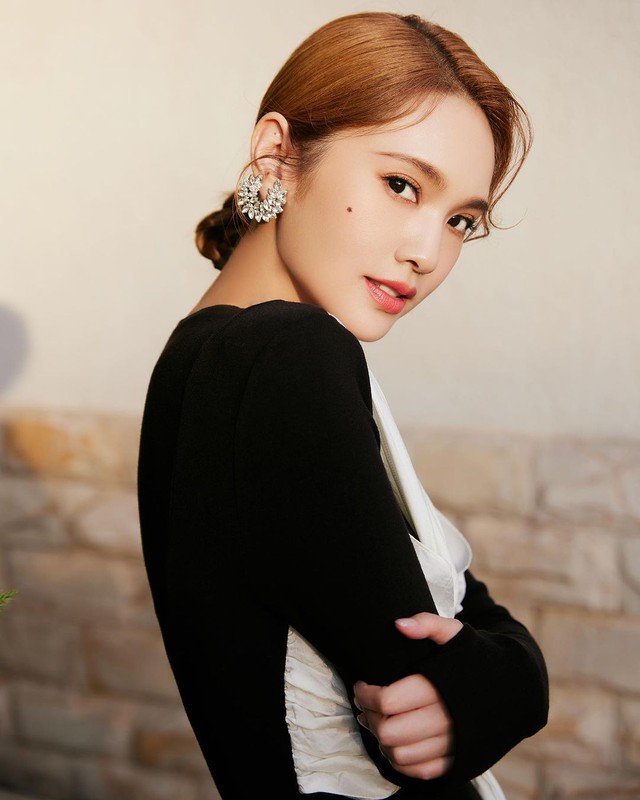 1 sao nữ bị kh&aacute;n giả đ&ograve;i đuổi khỏi showbiz v&igrave; sự cố ph&aacute;t ng&ocirc;n, cầu xin tha thứ nhưng vẫn bị quay lưng - Ảnh 2.