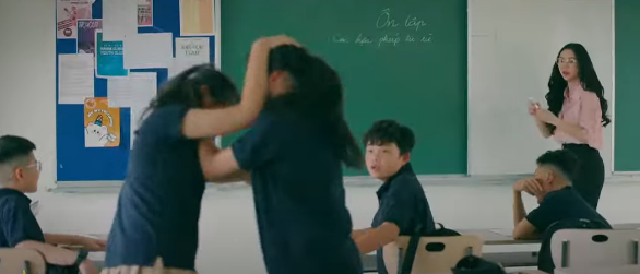 Cảnh học sinh nữ đánh nhau khiến cô giáo ngất xỉu trong phim Việt giờ vàng gây tranh cãi - Ảnh 3.