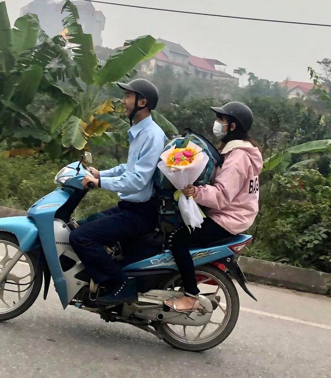 Bức ảnh chú bộ đội chở người yêu gây bão 3 năm trước và chuyện tình sóng gió - Ảnh 1.