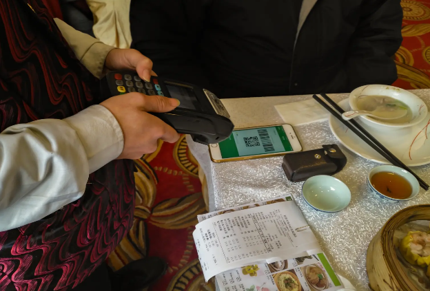 Hào hứng chụp ảnh khoe bữa ăn lên MXH, người phụ nữ sững sờ nhận hóa đơn gần 1,5 tỷ đồng: Nhà hàng có hành động xử lý bất ngờ - Ảnh 3.