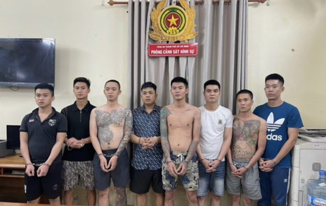 C&ocirc;ng an TPHCM bắt khẩn cấp 3 nh&oacute;m anh chị - Ảnh 1.