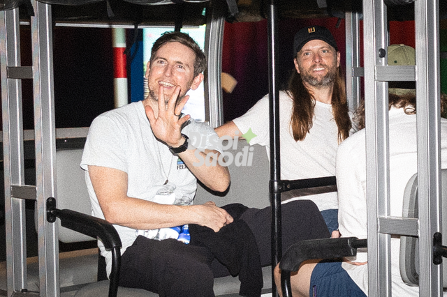 Maroon 5 đi xe điện đến tổng duyệt tại 8Wonder Winter Festival, Adam Levine đánh trống cực ngầu! - Ảnh 9.