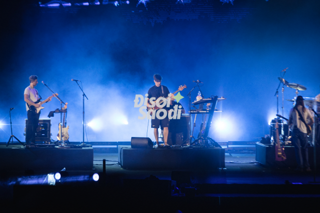 Maroon 5 đi xe điện đến tổng duyệt tại 8Wonder Winter Festival, Adam Levine đánh trống cực ngầu! - Ảnh 5.