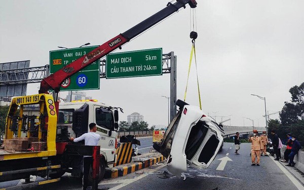 Hà Nội: Tài xế ô tô buồn ngủ, tông hai xe máy rồi lật ngửa ở đường Vành đai 3 trên cao - Ảnh 1.