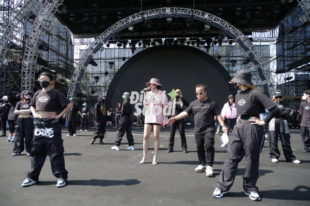 Touliver m&ecirc; mẩn ngắm T&oacute;c Ti&ecirc;n h&aacute;t #CATENA tại buổi tổng duyệt 8Wonder, nghe xong... ng&aacute;p d&agrave;i! - Ảnh 1.