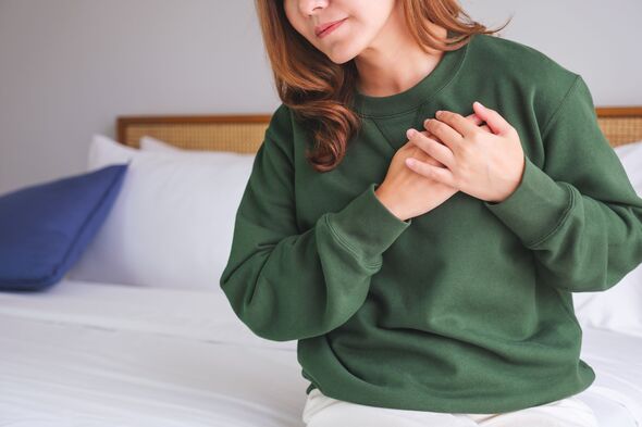 Cảm giác lạnh ở 2 vùng trên cơ thể có thể là dấu hiệu của bệnh tim, theo chuyên gia - Ảnh 1.