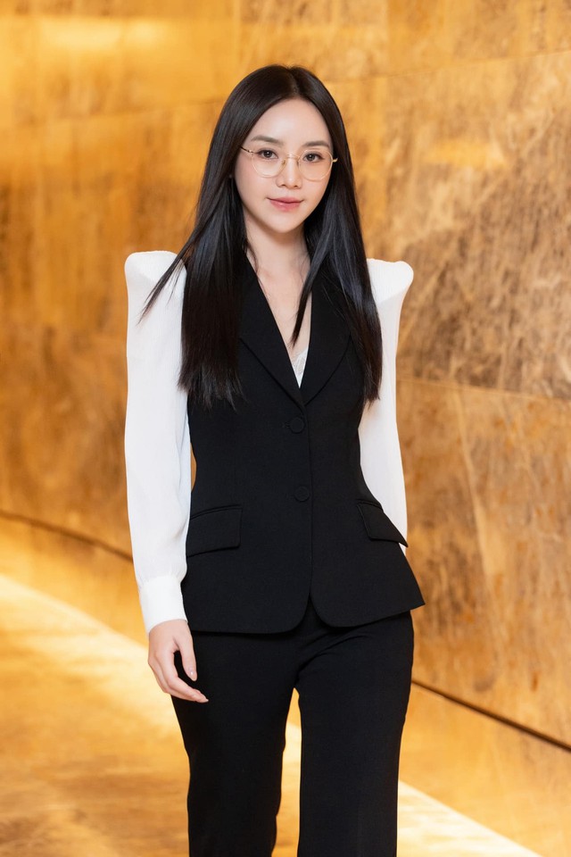 Style đi l&agrave;m của c&ocirc; gi&aacute;o Nguyệt Quỳnh Kool: Đơn giản nhưng thanh lịch, đặc biệt y&ecirc;u th&iacute;ch 2 item - Ảnh 6.