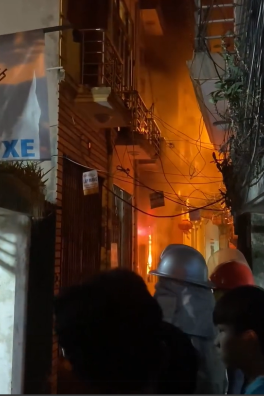 Hà Nội: Nhà 4 tầng cháy dữ dội ở Trương Định - Ảnh 1.