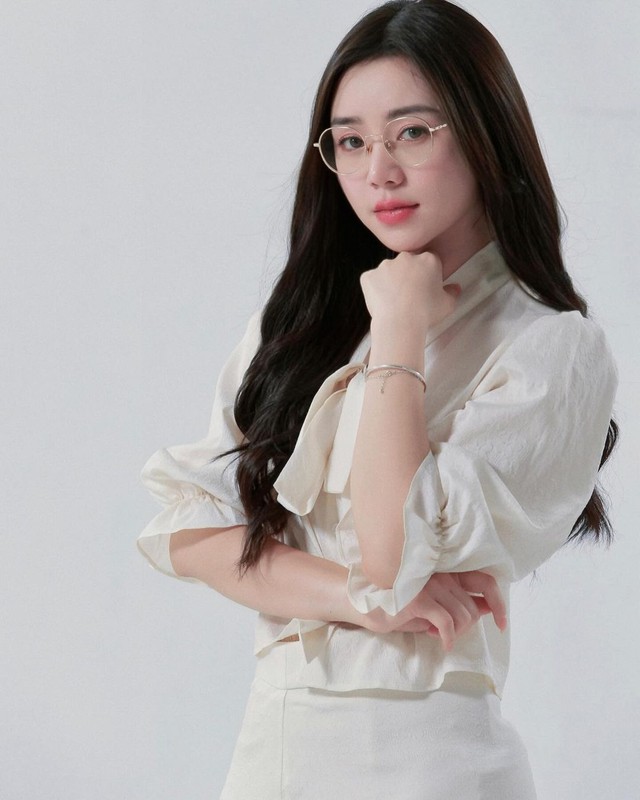 Style đi l&agrave;m của c&ocirc; gi&aacute;o Nguyệt Quỳnh Kool: Đơn giản nhưng thanh lịch, đặc biệt y&ecirc;u th&iacute;ch 2 item - Ảnh 2.