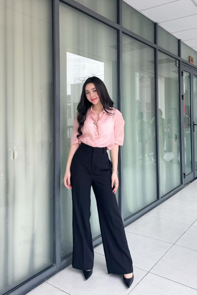 Style đi l&agrave;m của c&ocirc; gi&aacute;o Nguyệt Quỳnh Kool: Đơn giản nhưng thanh lịch, đặc biệt y&ecirc;u th&iacute;ch 2 item - Ảnh 1.