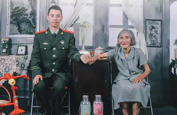 Chàng trai 24 tuổi chụp ảnh cưới với cụ bà 85 tuổi, câu chuyện phía sau của 'hai con người không cùng máu mủ' này khiến ai cũng ngậm ngùi