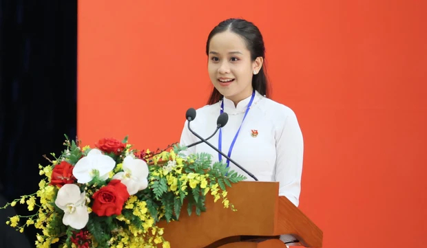 Nữ sinh phát biểu tại cuộc gặp gỡ nhân sĩ hữu nghị và thế hệ trẻ hai nước Việt  - Trung: Xinh, học giỏi, còn biết đàn piano! - Ảnh 1.