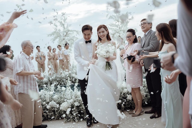 Cặp tiên đồng ngọc nữ TVB hôn nhau say đắm trong hôn lễ, netizen hân hoan vì chú rể cuối cùng cũng hạnh phúc sau vụ bị cắm sừng - Ảnh 4.