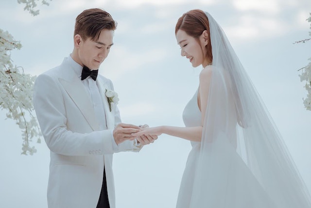 Cặp tiên đồng ngọc nữ TVB hôn nhau say đắm trong hôn lễ, netizen hân hoan vì chú rể cuối cùng cũng hạnh phúc sau vụ bị cắm sừng - Ảnh 2.