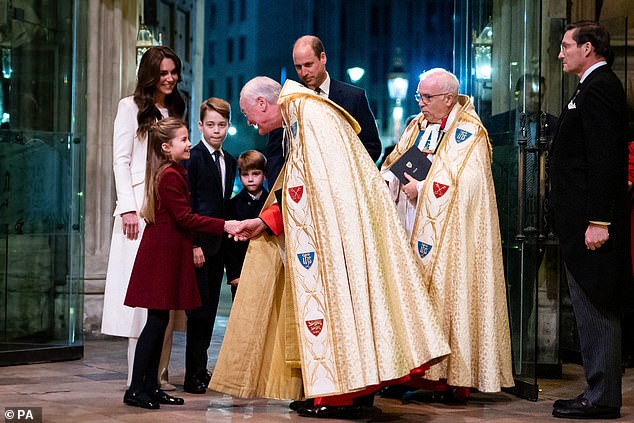 Loạt ảnh nhà William - Kate tại sự kiện Giáng sinh được công bố, biểu cảm hài hước của Hoàng tử Louis lại chiếm spotlight