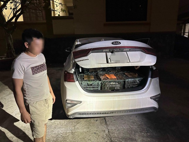 Lật tẩy bí mật trong cốp xe ô tô đậu trước nhà hàng ở thị trấn Gio Linh - Ảnh 1.