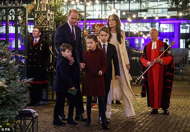 Loạt ảnh của gia đình William và Kate được tung ra trong sự kiện Giáng sinh, trong đó biểu cảm hài hước của Hoàng tử Louis một lần nữa trở thành tâm điểm chú ý.