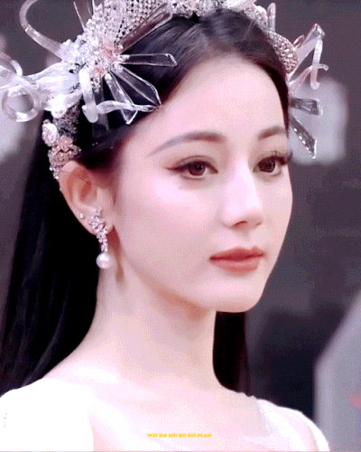Địch Lệ Nhiệt Ba được cả Weibo gọi tên, gây thương nhớ với vẻ đẹp và thần thái tựa nữ thần tại sự kiện - Ảnh 8.