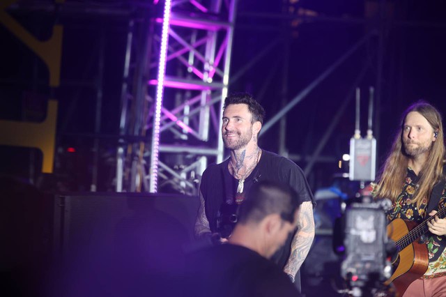 HOT: Bắt cận cảnh Maroon 5 rời khách sạn ra sân bay Phú Quốc, visual Adam Levine thế nào sau đêm diễn bùng nổ? - Ảnh 7.