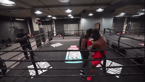 Hiện tượng mạng IShowSpeed h&ugrave;ng hổ bước l&ecirc;n s&agrave;n boxing v&agrave; c&aacute;i kết rời đi trong nước mắt - Ảnh 3.