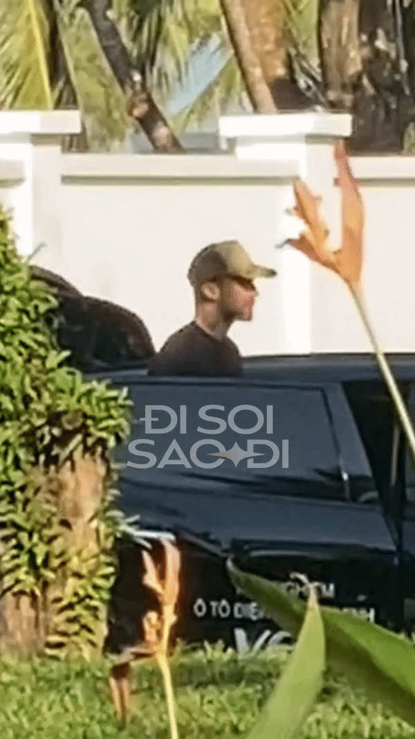HOT: Bắt cận cảnh Maroon 5 rời khách sạn ra sân bay Phú Quốc, visual Adam Levine thế nào sau đêm diễn bùng nổ? - Ảnh 4.