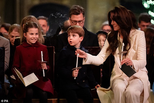 Loạt ảnh nhà William - Kate tại sự kiện Giáng sinh được công bố, biểu cảm hài hước của Hoàng tử Louis lại chiếm spotlight