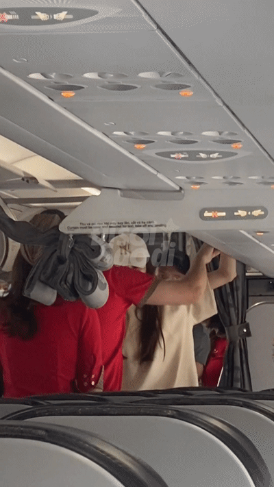 Bắt gặp Hồ Ngọc H&agrave; tại s&acirc;n bay sau đ&ecirc;m quẩy đại nhạc hội, Kim L&yacute; ghi điểm v&igrave; h&agrave;nh động chuẩn bố bỉm - Ảnh 6.