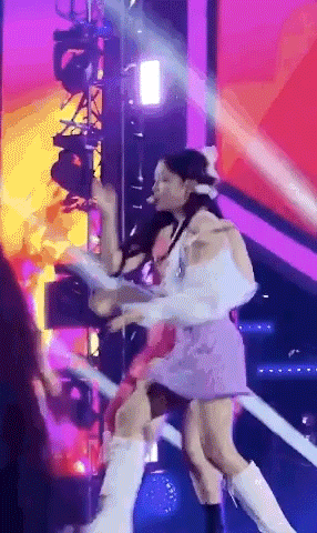 Khán giả đồng loạt phẫn nộ vì trang phục làm nữ thần Joy (Red Velvet) hớ hênh, lộ nội y ngay giữa sân khấu - Ảnh 4.