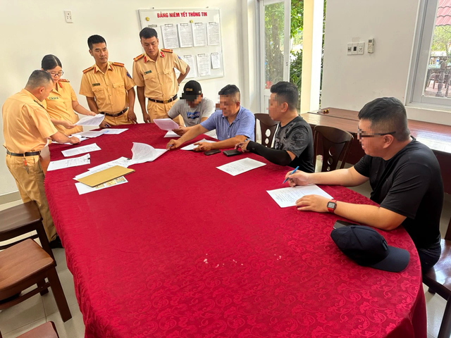 Xử phạt 10 người chạy m&ocirc; t&ocirc; Harley tr&ecirc;n cầu B&igrave;nh Lợi - Ảnh 1.