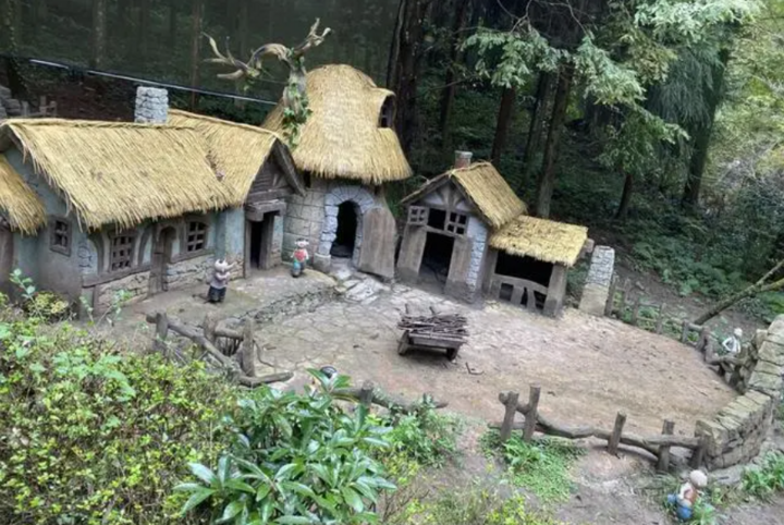 Làng người lùn bí ẩn ở Trung Quốc: Thế giới cổ tích ẩn trong rừng núi đời thực