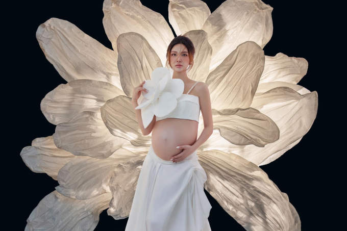 Sao nữ Vbiz khoe bộ ảnh mới và nhan sắc thăng hạng bên chồng khi bầu song thai - Ảnh 2.