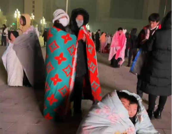 Động đất ở Trung Quốc: Nạn nhân run rẩy kể lại phút tháo chạy dưới cái lạnh -14 độ, hàng ngàn người mất sạch nhà cửa sau vài phút - Ảnh 6.