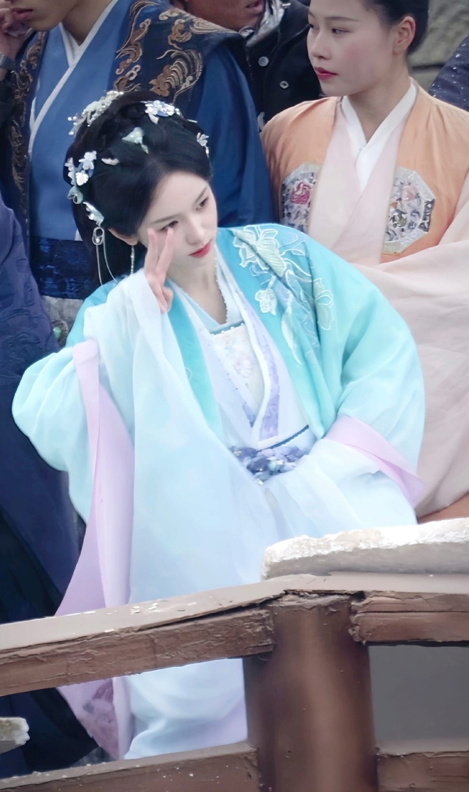 Mỹ nh&acirc;n ng&ocirc;n t&igrave;nh hot nhất hiện tại qu&aacute; đẹp ở phim cổ trang mới: &Ocirc;m ấp bạn diễn điển trai ngọt xỉu - Ảnh 12.