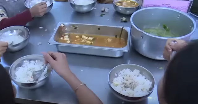 Vụ 11 học sinh ăn 2 gói mì tôm chan cơm: Học sinh đã được ăn đúng khẩu phần - Ảnh 2.