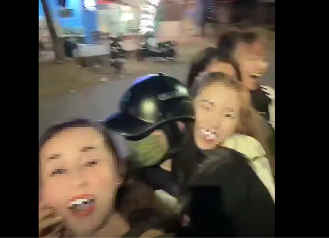 X&ocirc;n xao clip 5 c&ocirc; g&aacute;i đi 1 xe m&aacute;y khoe chiến t&iacute;ch tr&ecirc;n Facebook - Ảnh 1.