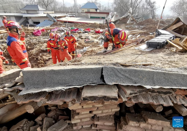 Ít nhất 126 người thiệt mạng, Trung Quốc khẩn trương khắc phục hậu quả trận động đất kinh hoàng - Ảnh 1.