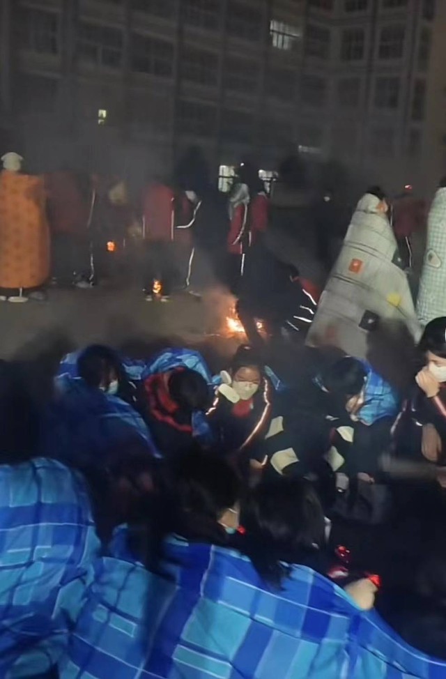 Động đất ở Trung Quốc: Nạn nh&acirc;n run rẩy kể lại ph&uacute;t th&aacute;o chạy dưới c&aacute;i lạnh -14 độ, h&agrave;ng ng&agrave;n người mất sạch nh&agrave; cửa sau v&agrave;i ph&uacute;t - Ảnh 4.