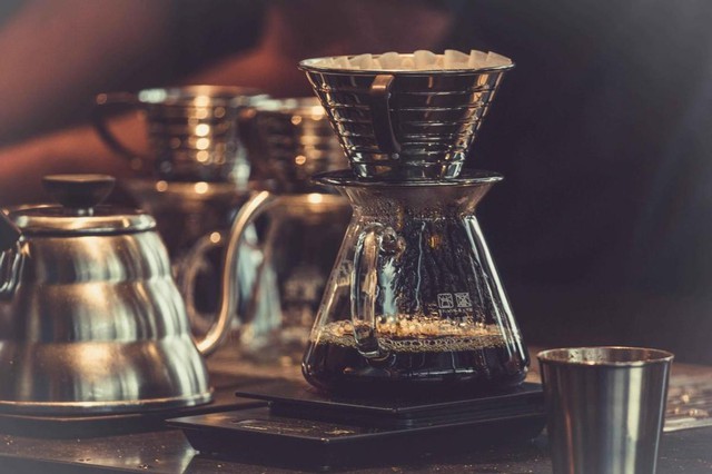  Thất nghiệp tuổi trung ni&ecirc;n: Cả ng&agrave;y ngồi Starbucks sang chảnh để rải CV, khủng hoảng chẳng d&aacute;m kể với ai  - Ảnh 1.
