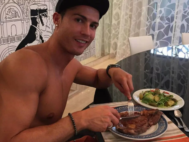Những bí mật trong quá trình tập luyện và nghỉ ngơi giúp Ronaldo tỏa sáng rực rỡ ở tuổi 38 - Ảnh 2.