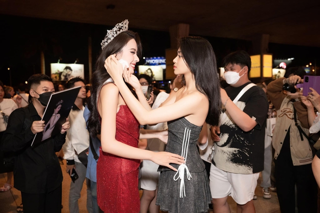 Ngọc Hằng về nước sau thành tích Á hậu 2 Miss Intercontinental 2023, Minh Kiên ra đón và gây chú ý vì điều này - Ảnh 5.