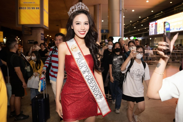 Ngọc Hằng về nước sau thành tích Á hậu 2 Miss Intercontinental 2023, Minh Kiên ra đón và gây chú ý vì điều này - Ảnh 2.