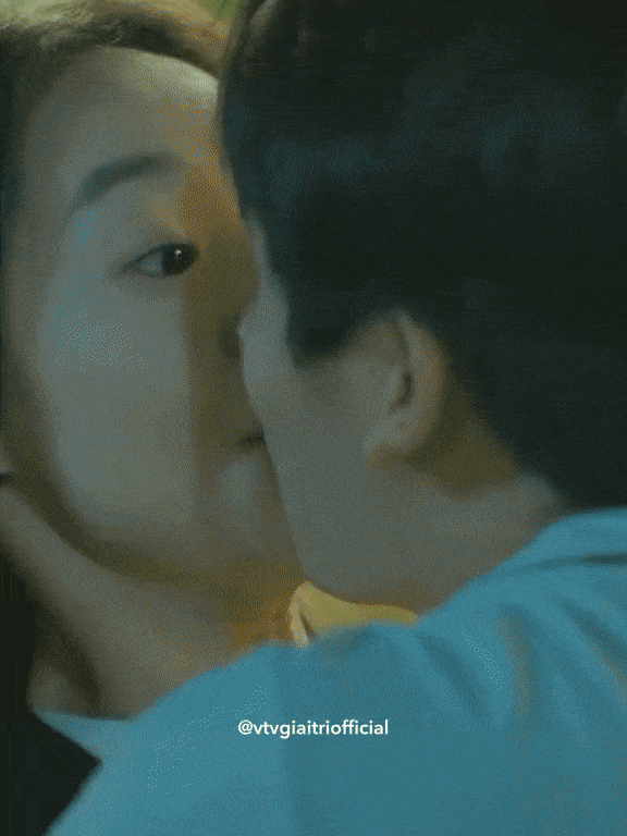 Phim Việt giờ vàng có cảnh hôn hút triệu view vì khiến netizen choáng váng, đóng đạt cứ như phim giả tình thật - Ảnh 3.
