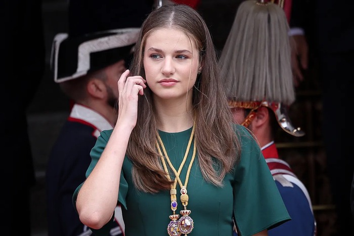 'Công chúa đẹp nhất châu Âu' xuất hiện lộng lẫy trong trang phục mang màu sắc Giáng Sinh