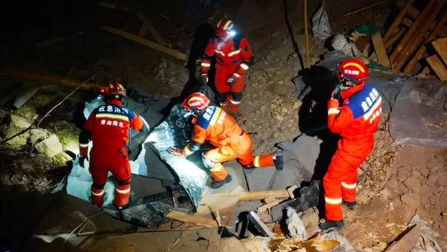 Ngôi làng Trung Quốc bị nhấn chìm dưới 3 mét bùn sau động đất, hàng nghìn ngôi nhà sụp đổ trong 1 phút - Ảnh 7.